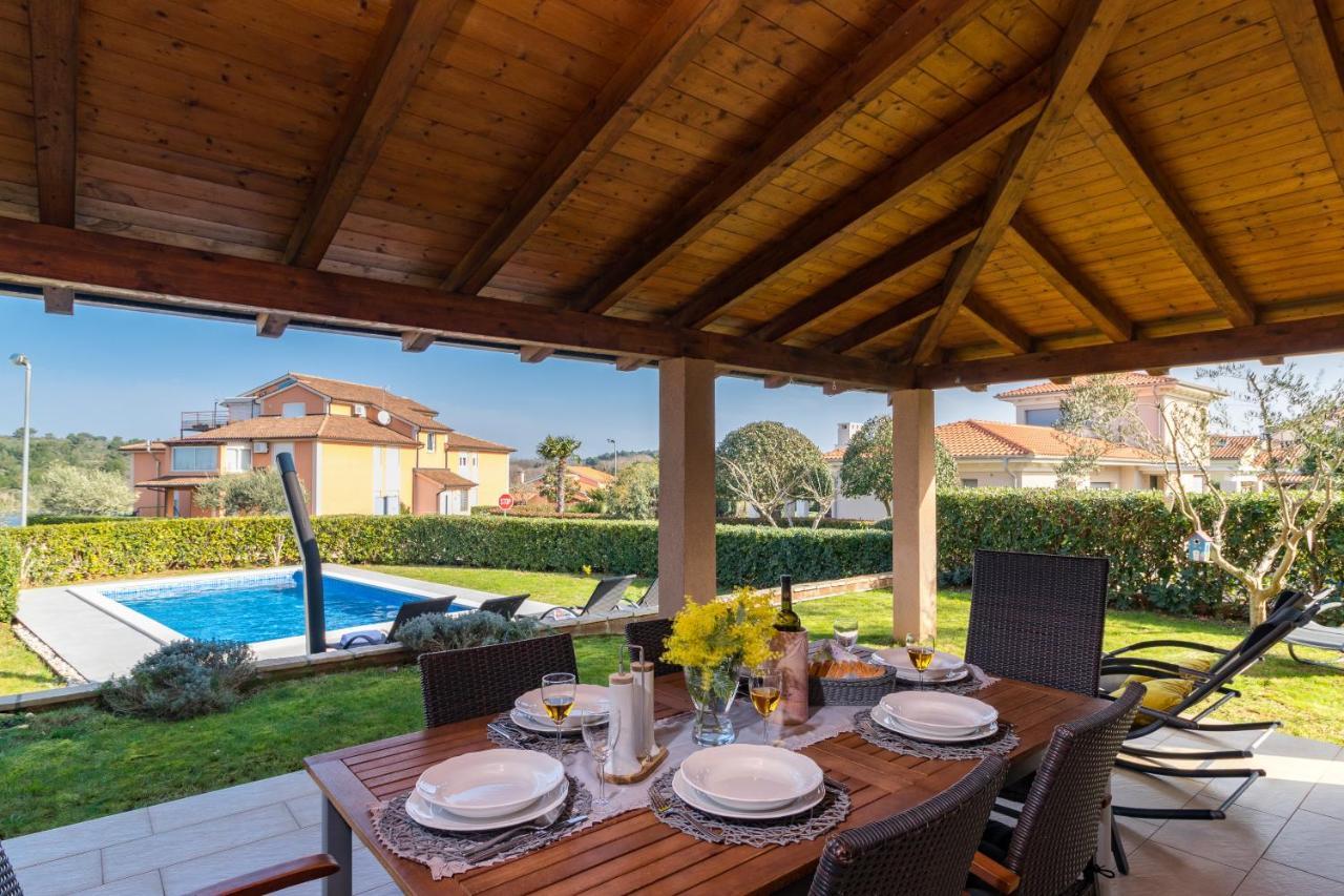 Lovely Istrian Apartment With A Private Swimming Pool And A Charming Garden 班约勒 外观 照片