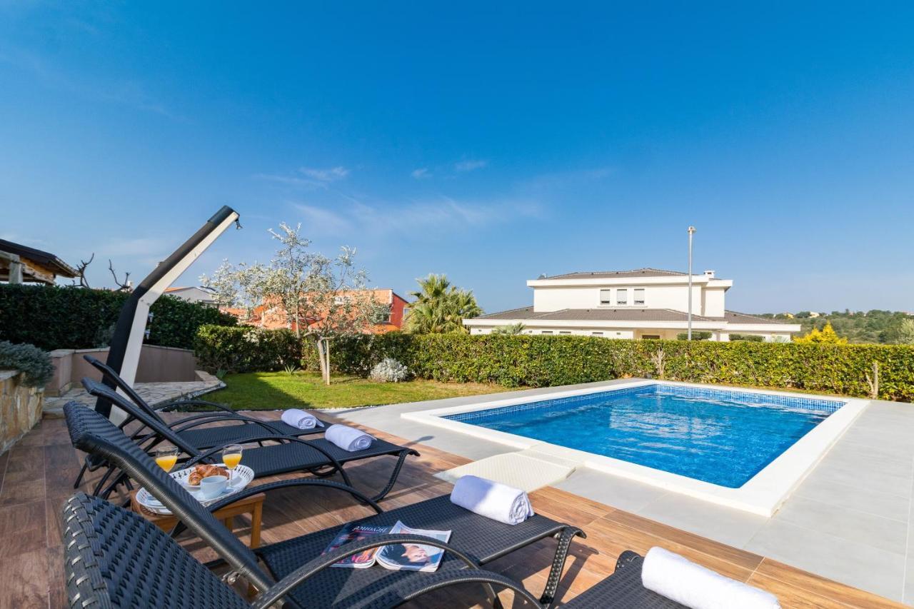 Lovely Istrian Apartment With A Private Swimming Pool And A Charming Garden 班约勒 外观 照片