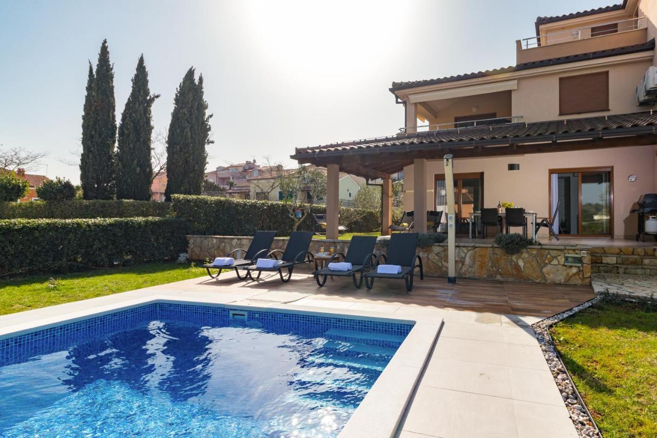 Lovely Istrian Apartment With A Private Swimming Pool And A Charming Garden 班约勒 外观 照片