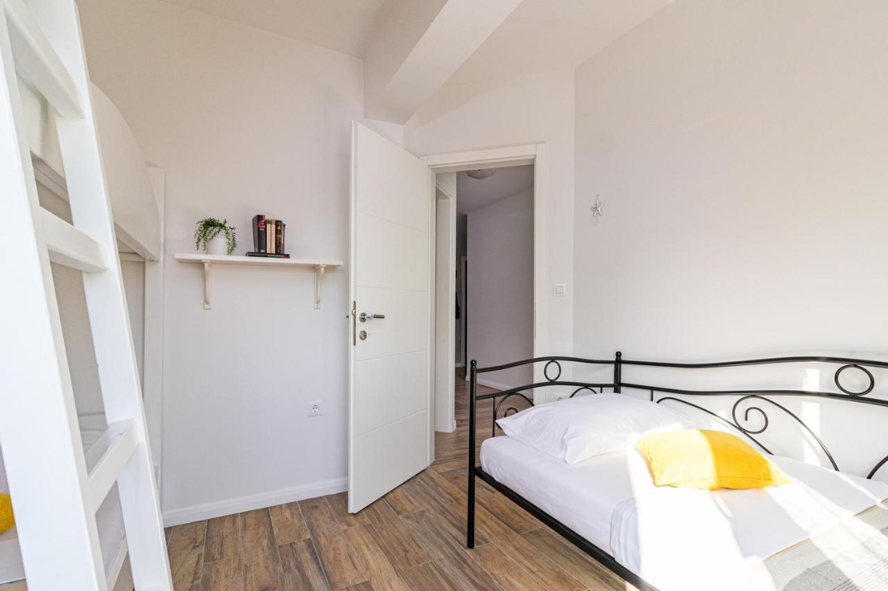 Lovely Istrian Apartment With A Private Swimming Pool And A Charming Garden 班约勒 外观 照片