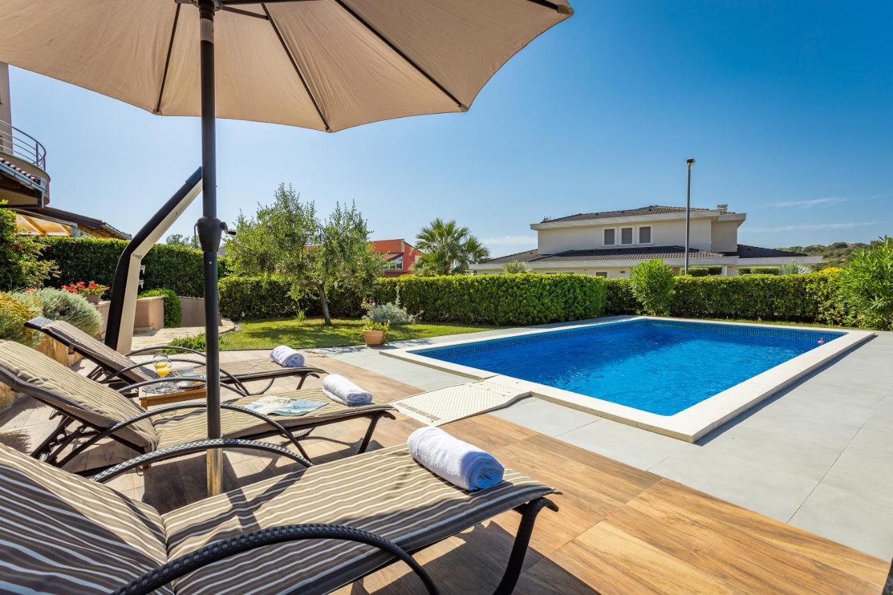 Lovely Istrian Apartment With A Private Swimming Pool And A Charming Garden 班约勒 外观 照片
