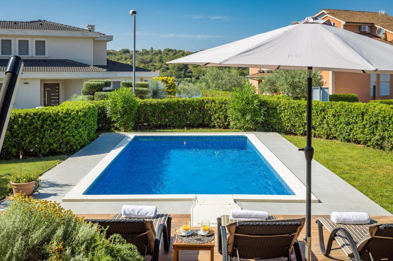Lovely Istrian Apartment With A Private Swimming Pool And A Charming Garden 班约勒 外观 照片